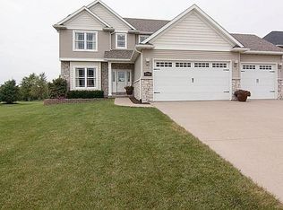 5764 New Castle Ln, Bettendorf, IA 52722