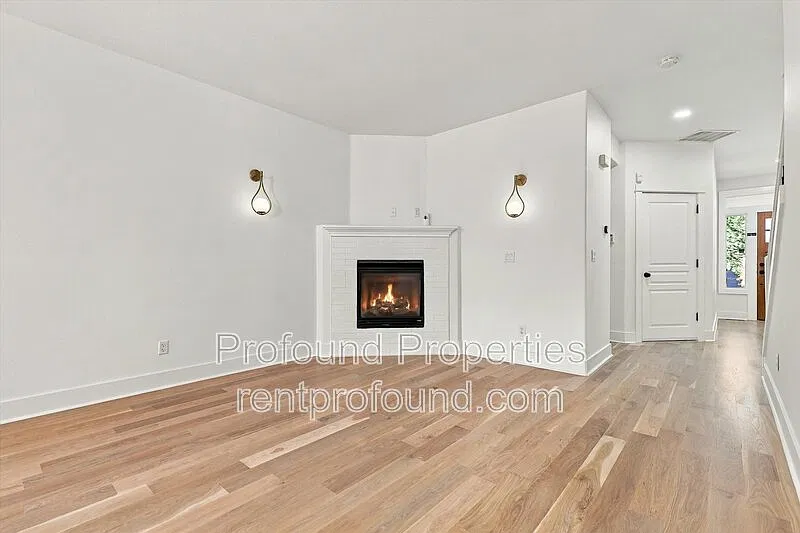3 bed, 2.5 bath, 2200 sqft, $2,750 — Photo 4