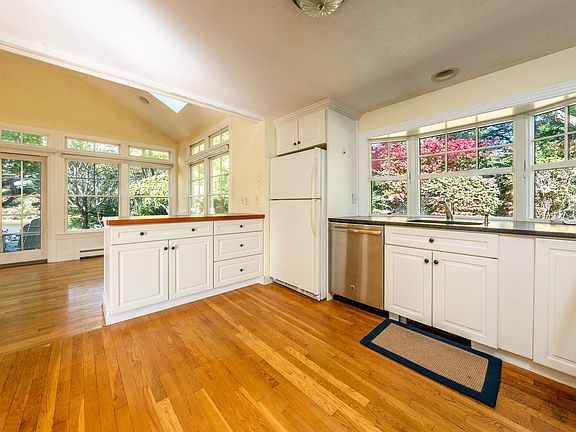 3rd image of 52 Bass River Ln