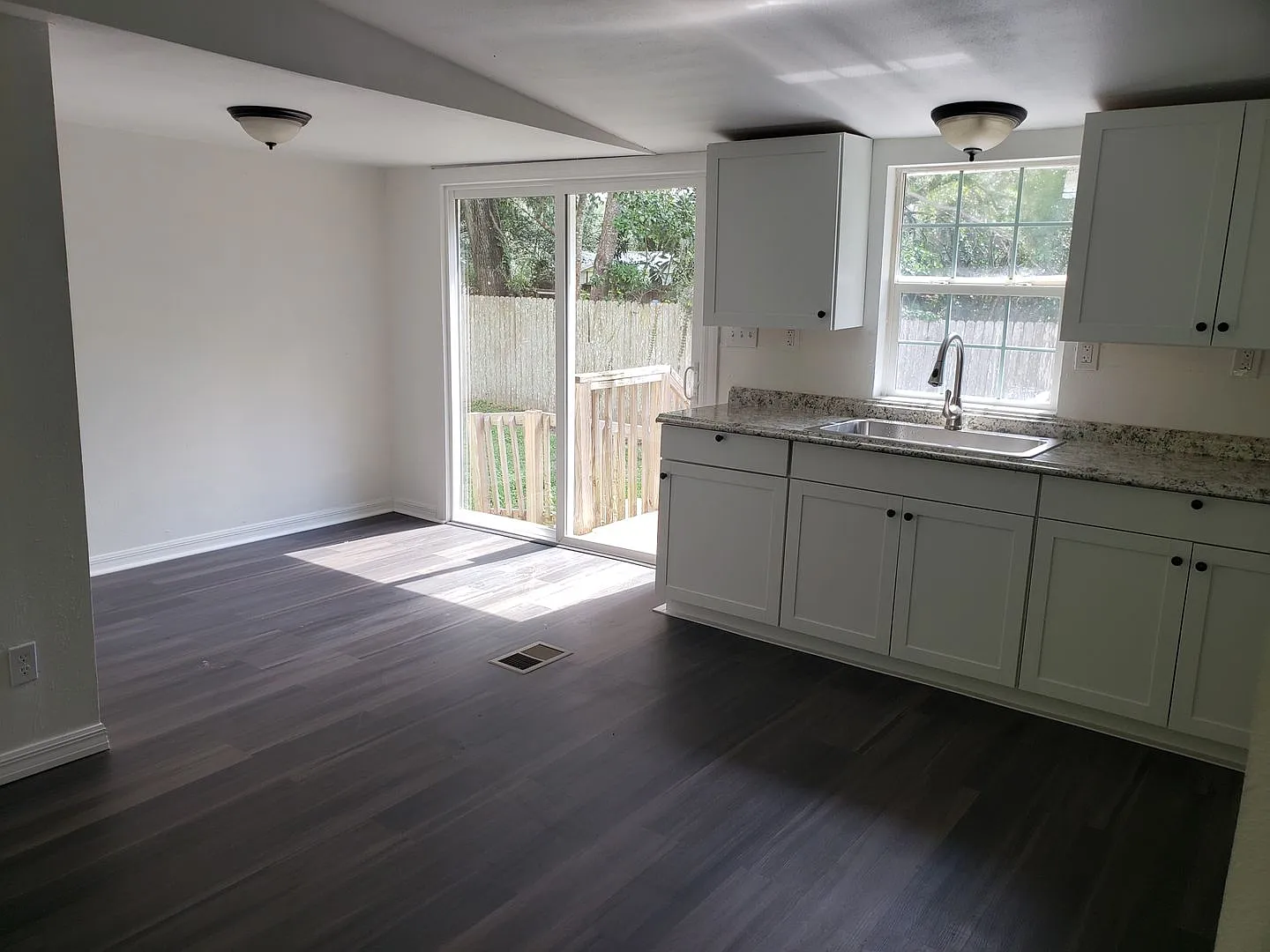 Leesburg 2 Bed 2 Bath — Photo 3