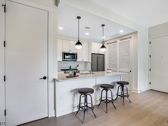 3rd image of 256 Park St #304