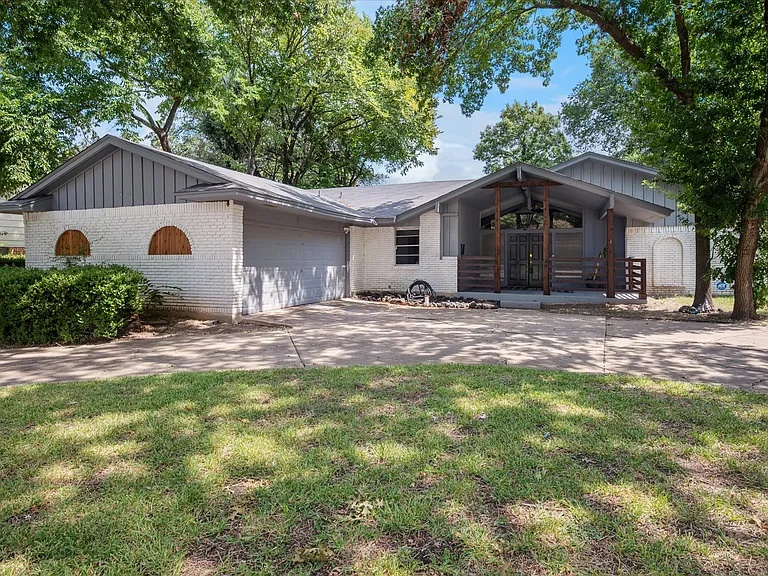 912 Glen Oaks Blvd — Photo 1