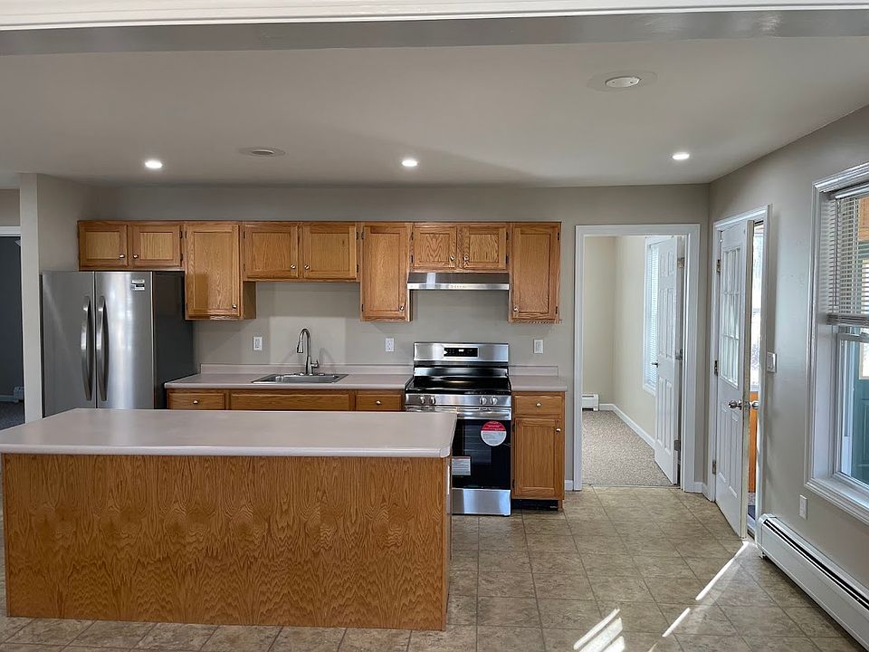 Large eat-in kitchen with brand new appliances and recessed lighting