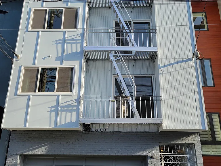481 Elizabeth St — Photo 13