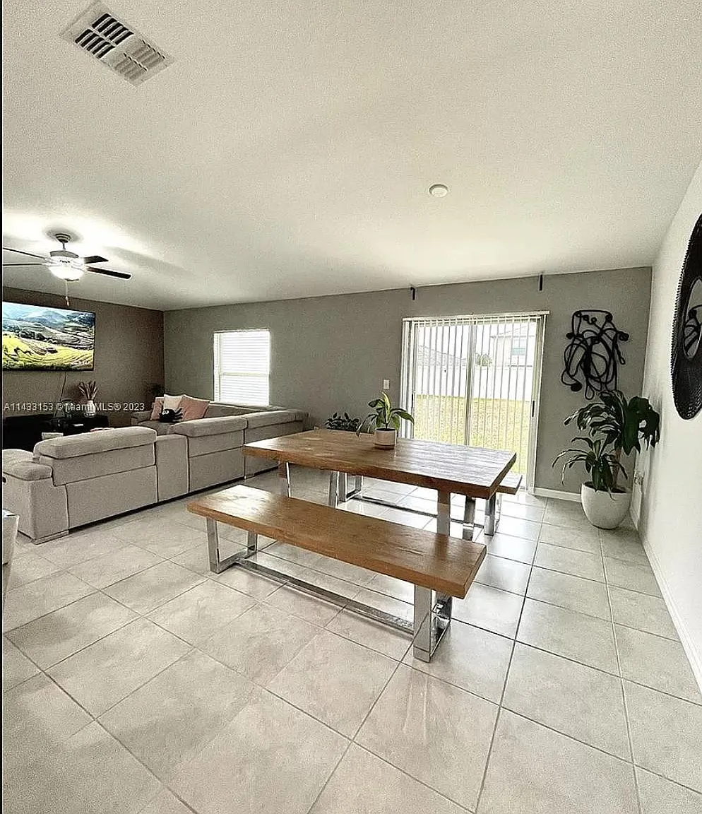 3 bed, 1555 sqft, $2,100 — Photo 3