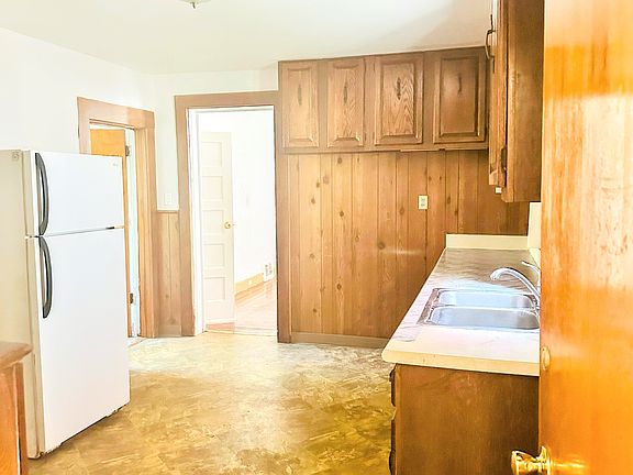 2nd image of 157 Laurel St #1