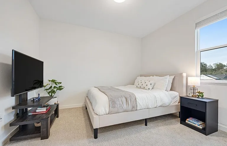 1747 Linden Ln — Photo 24