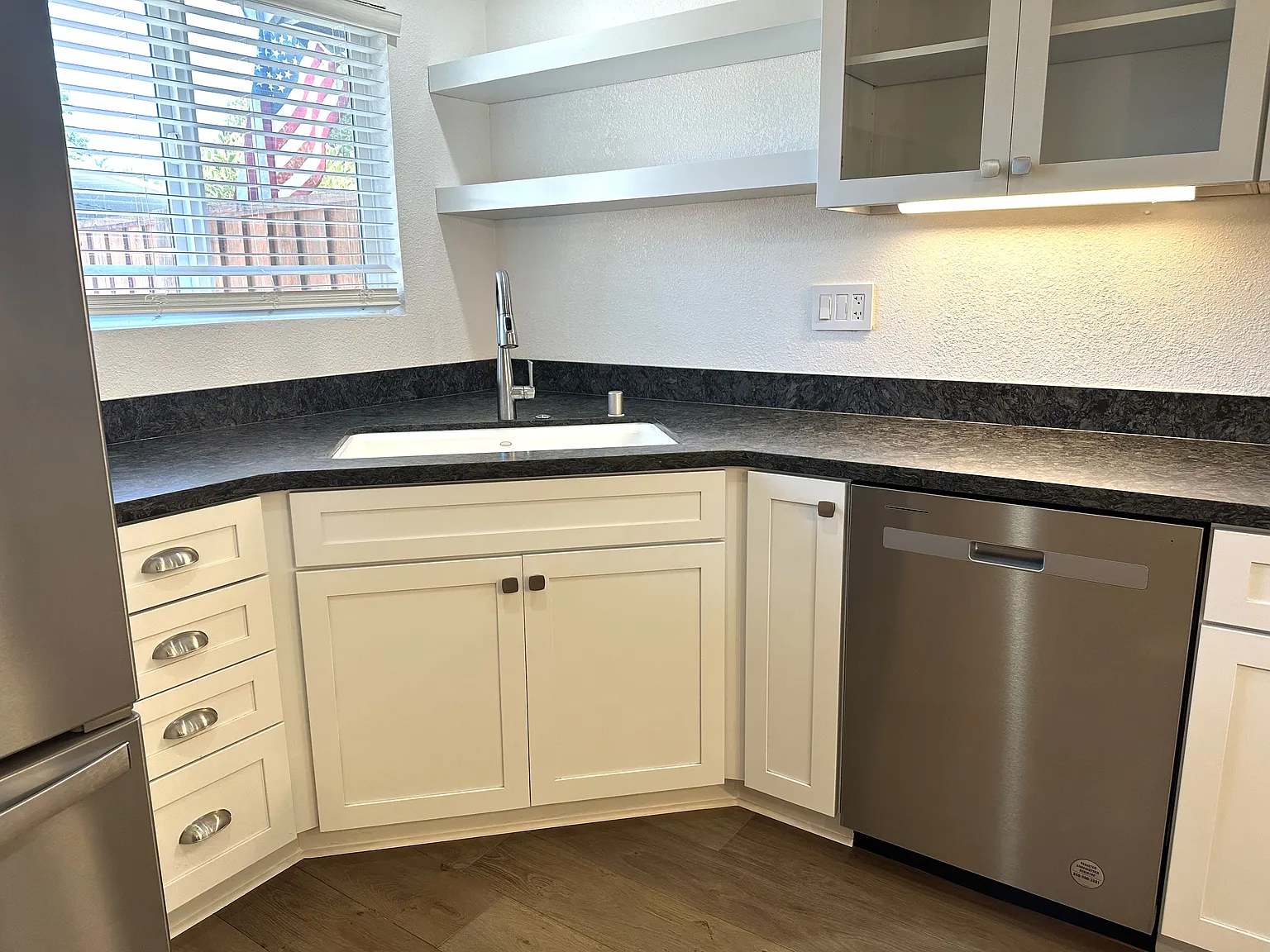 2 bed, 1162 sqft, $2,700 — Photo 2