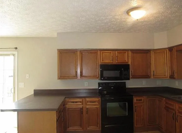 3 bed, 2.5 bath, 1465 sqft, $2,450 — Photo 2