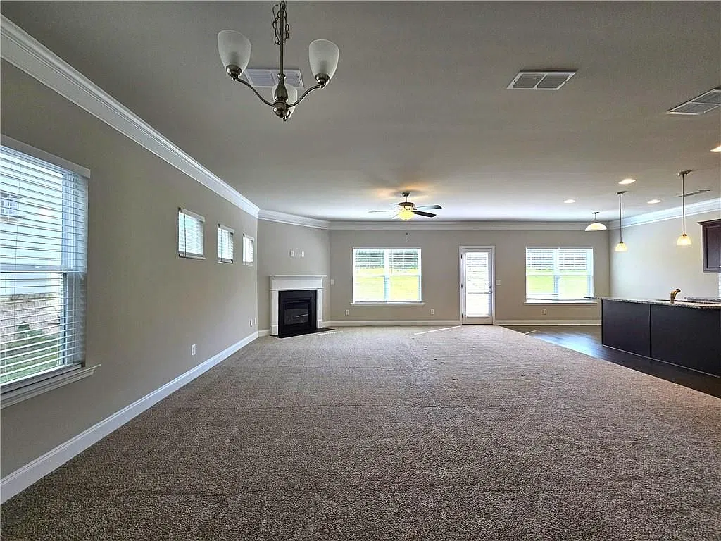 4 bed, 3.0 bath, 2440 sqft, $2,400 — Photo 4
