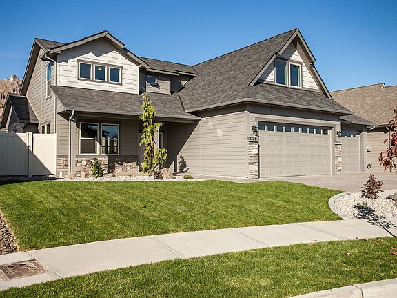 Great Design & 3 Car Garage!