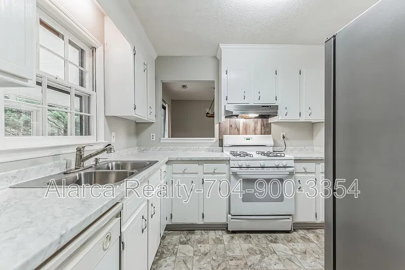 3 bed, 1270 sqft, $1,950 — Photo 2