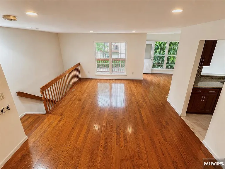 555 Ridge Ln — Photo 7