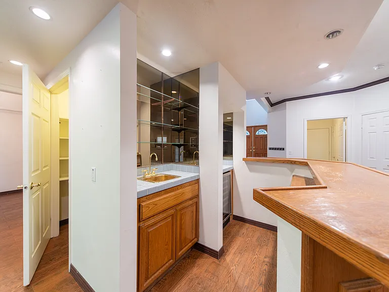 218 E Newman Ave — Photo 9