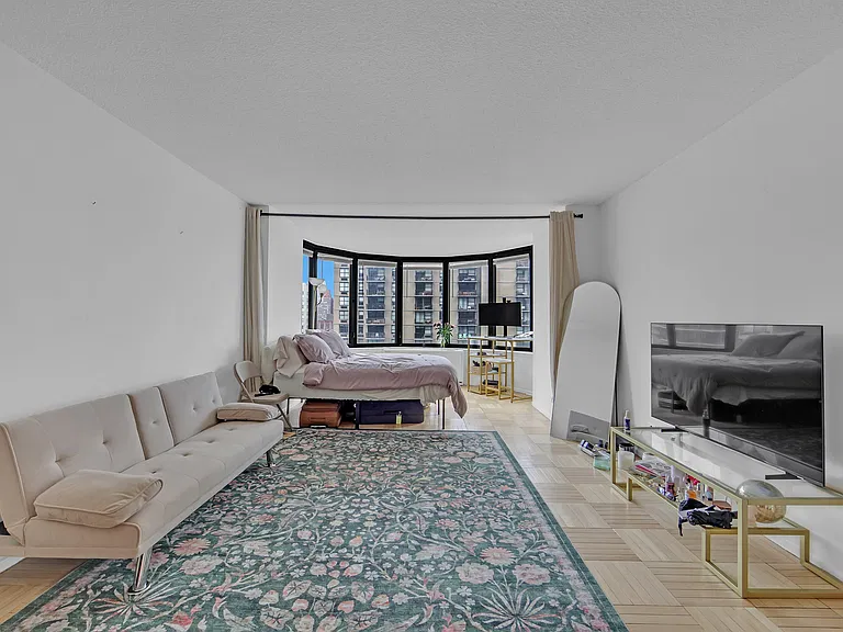 330 E 38th St #31H — Photo 1