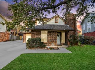 25 Regency Ln, Houston, TX 77088