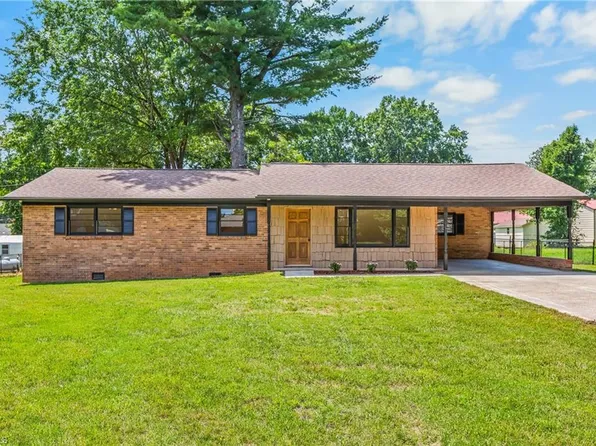 117 Hinshaw Ave, Yadkinville, NC 27055