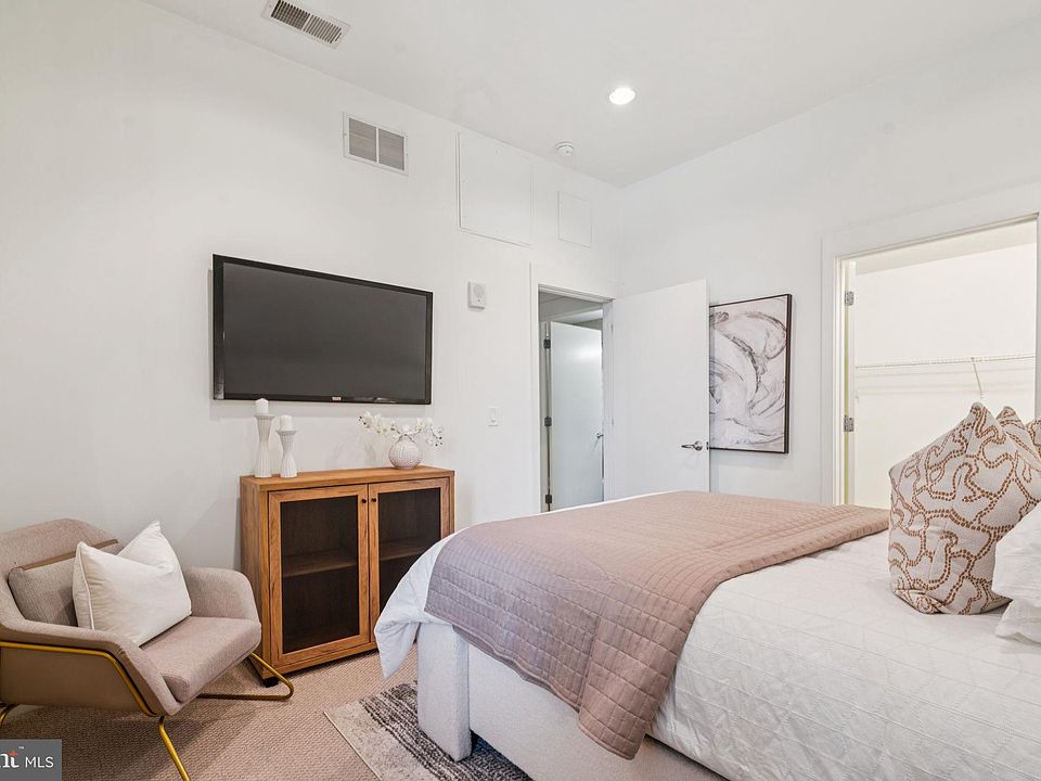 2nd image of 1101 Locust St #9K