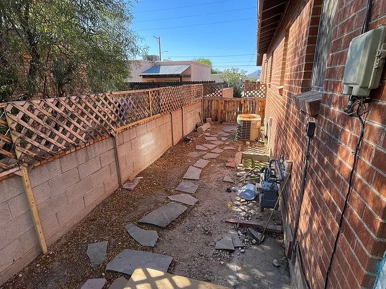 Quaint 2 Bedroom and 1 Bath Duplex! Perfect for UofA Students! — Photo 14