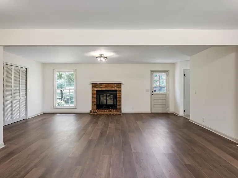 301 Glenwood Dr — Photo 3
