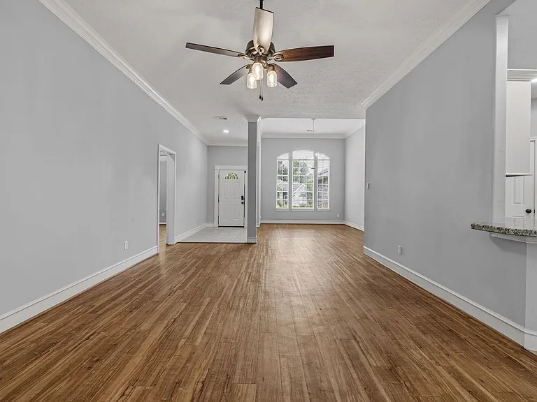 909 Katie Ln — Photo 11