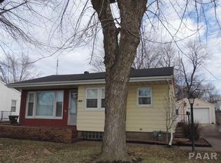 1404 Southmoor St, Pekin, IL 61554
