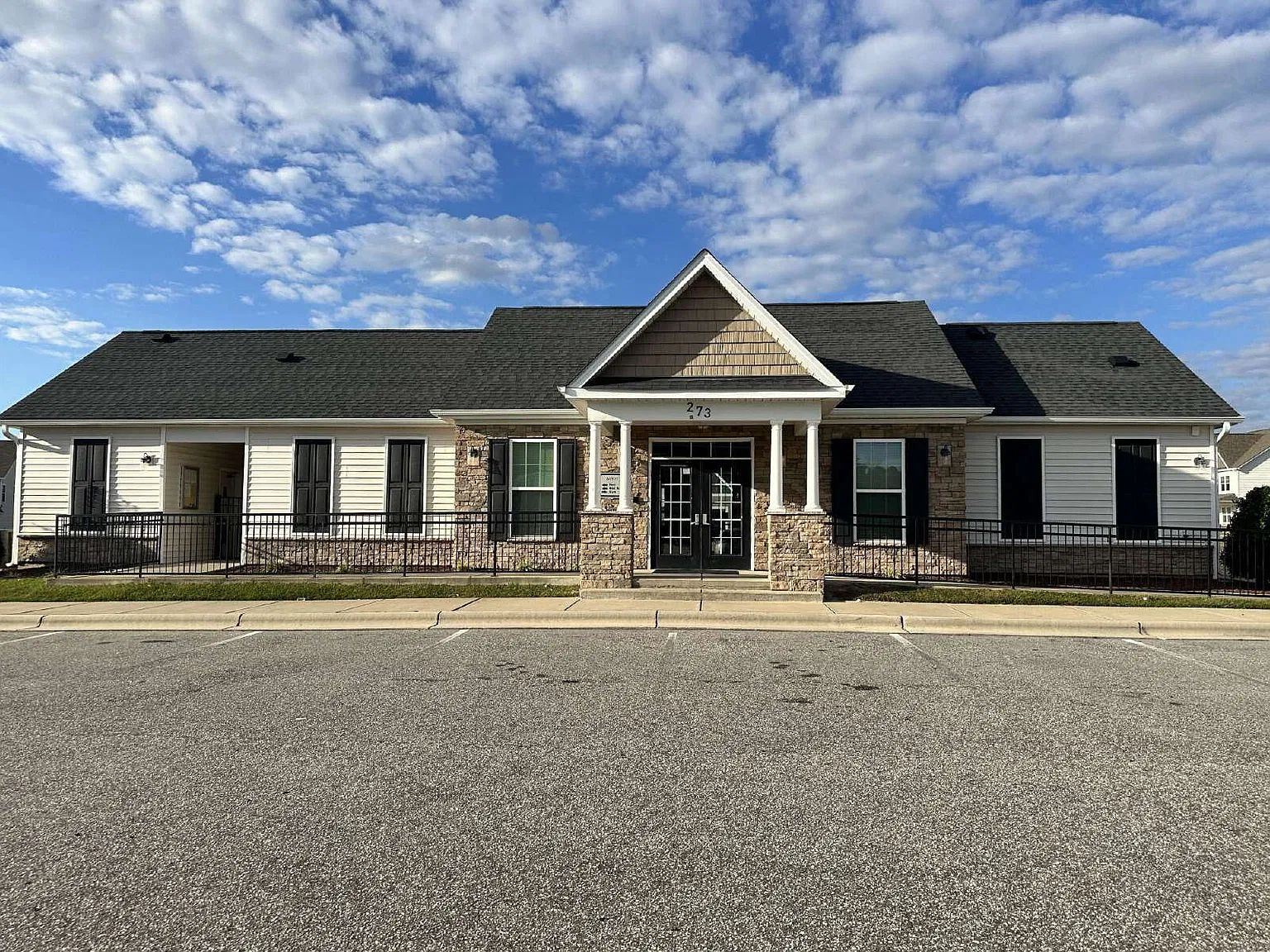 4 bed, 2.5 bath, 2365 sqft, $2,300 — Photo 3