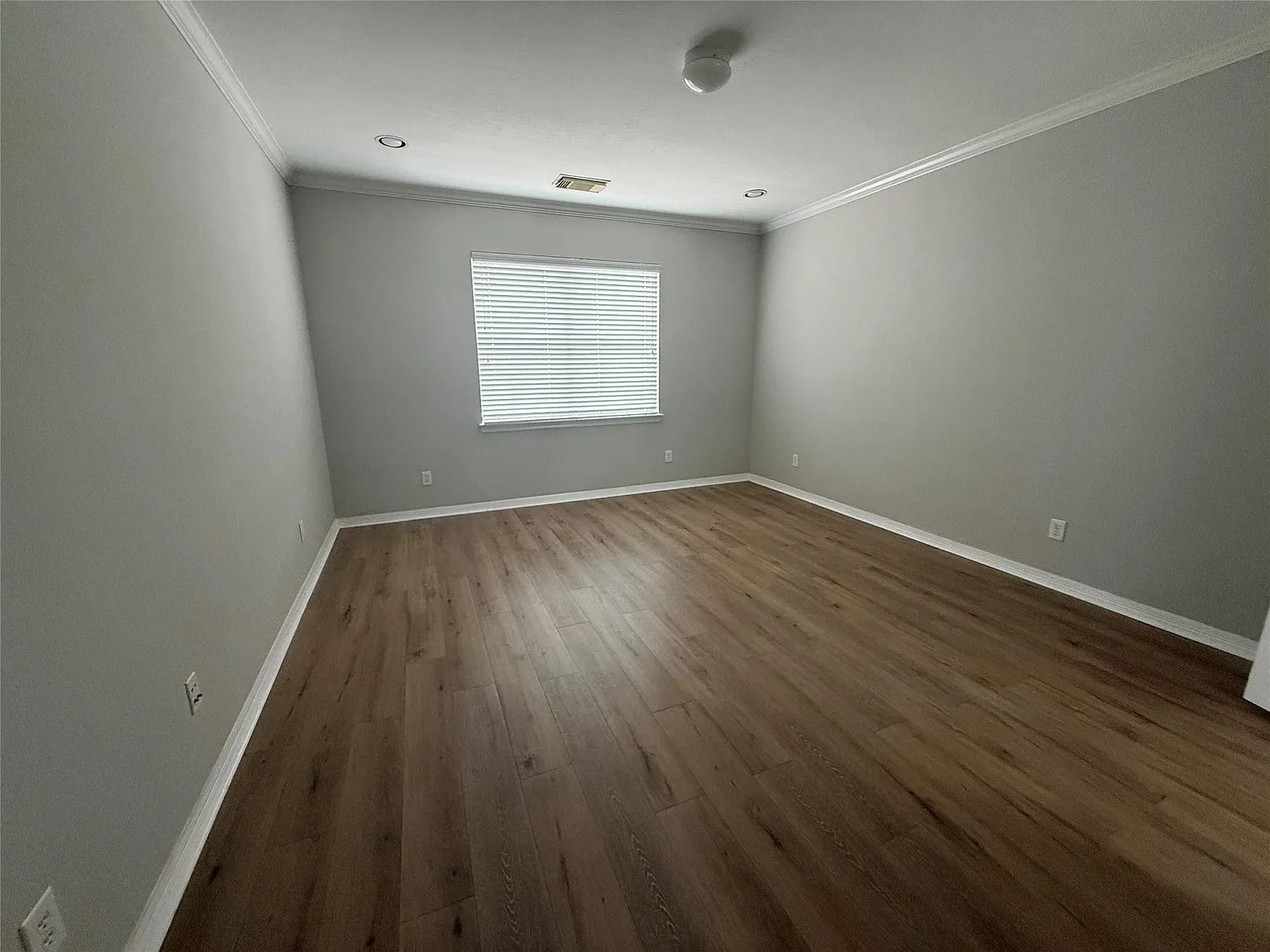3 bed, 2.0 bath, 2110 sqft, $2,400 — Photo 3