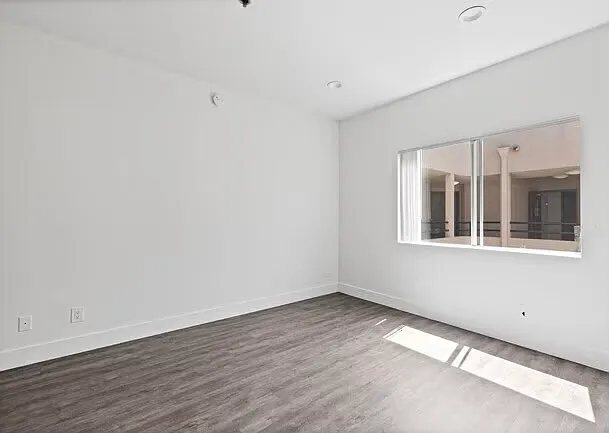 165 N Hoover St — Photo 105