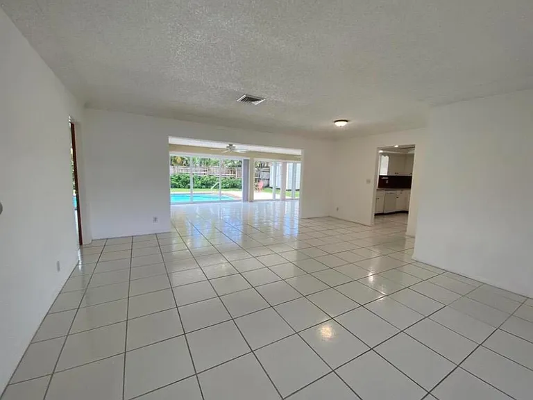 1230 SE 14th Dr — Photo 7