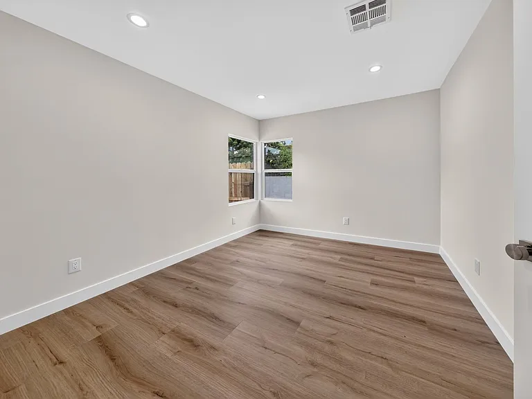 2325 N Naomi St — Photo 24