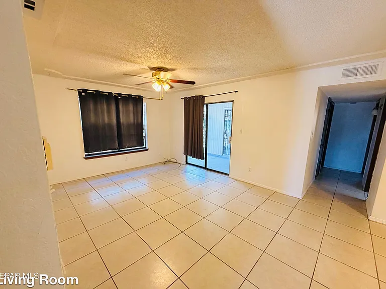 10555 Kinross Ave — Photo 4