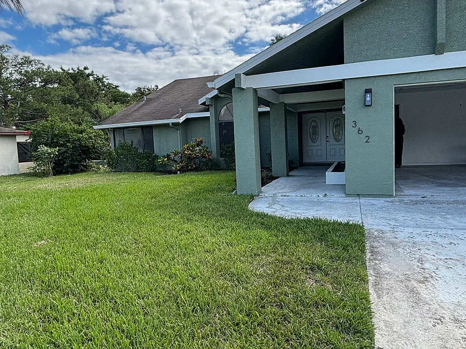 362 SE Crosspoint Dr