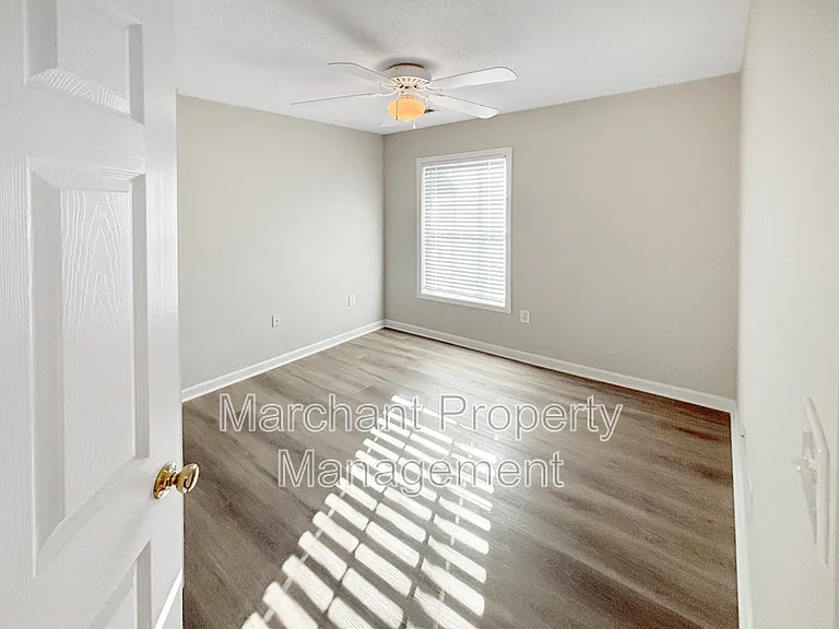 215 Rexford Dr — Photo 11