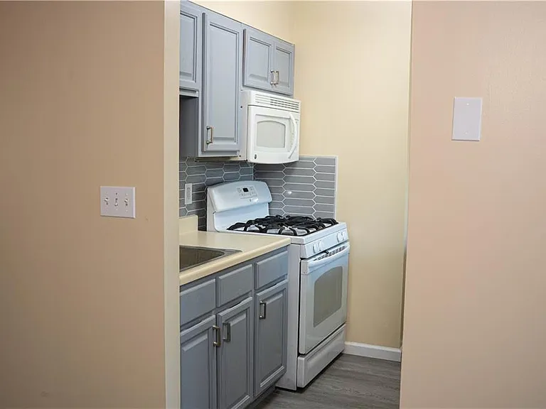 1146 Essex St #1 — Photo 3