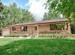 1004 Crestview Dr S, Maplewood, MN 55119