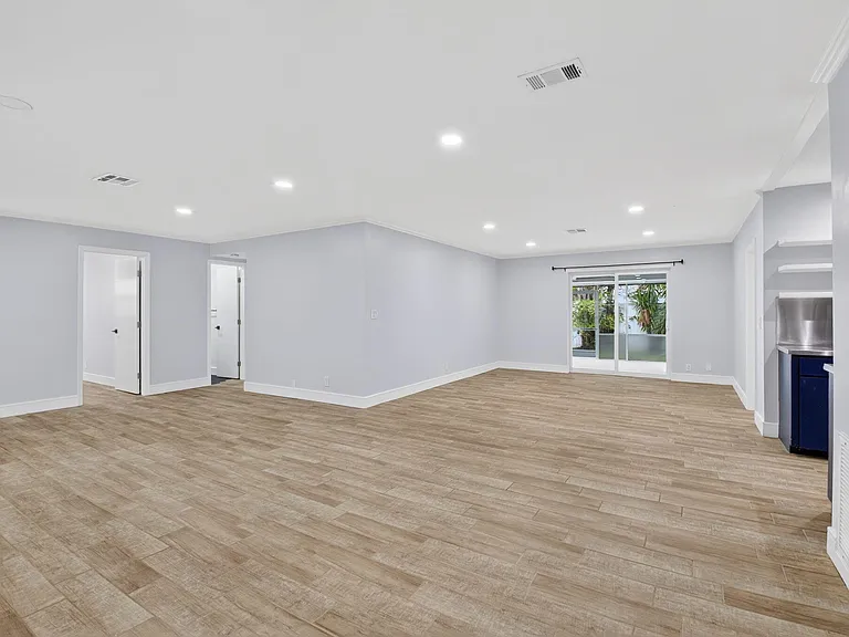 725 Heron Dr — Photo 13