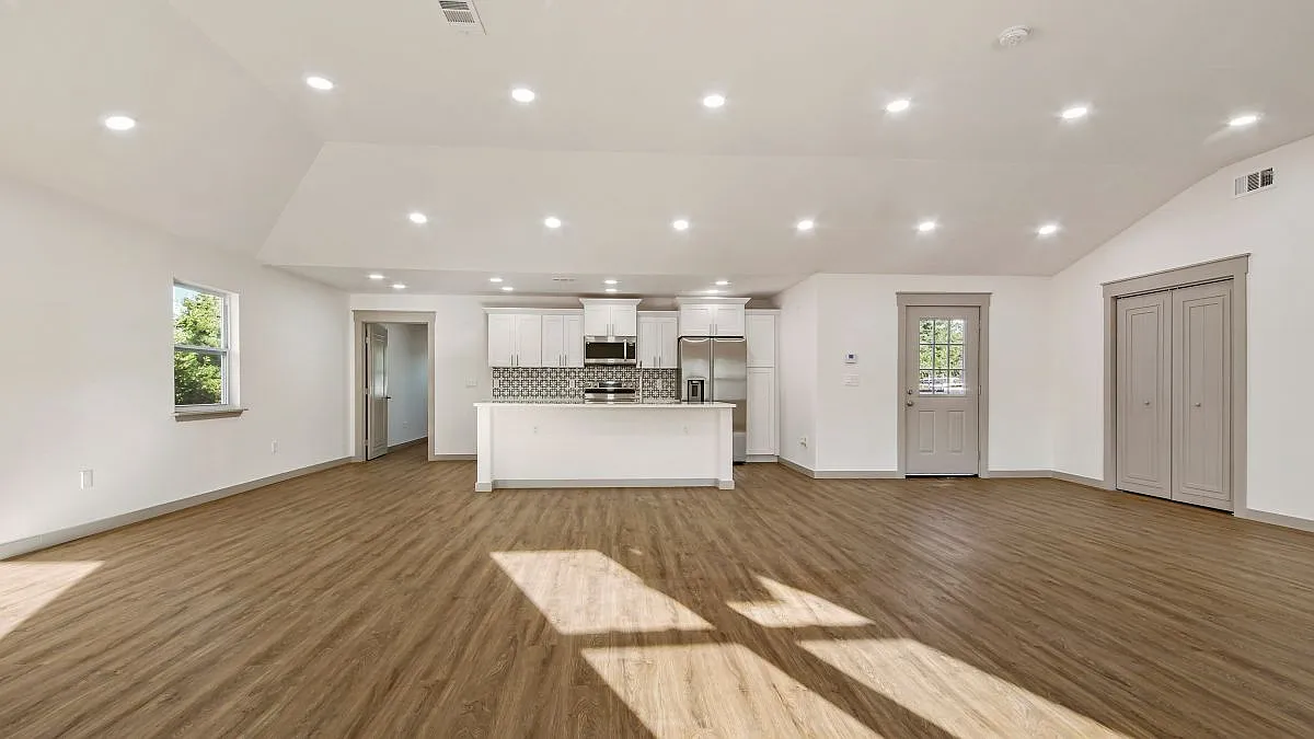 4 bed, 2.0 bath, 1990 sqft, $2,500 — Photo 2