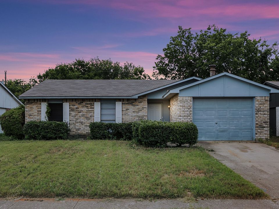 This charming single-story home features 3 bedrooms, 2 bathrooms, a garage, and a spacious backyard _ all in a fantastic location!