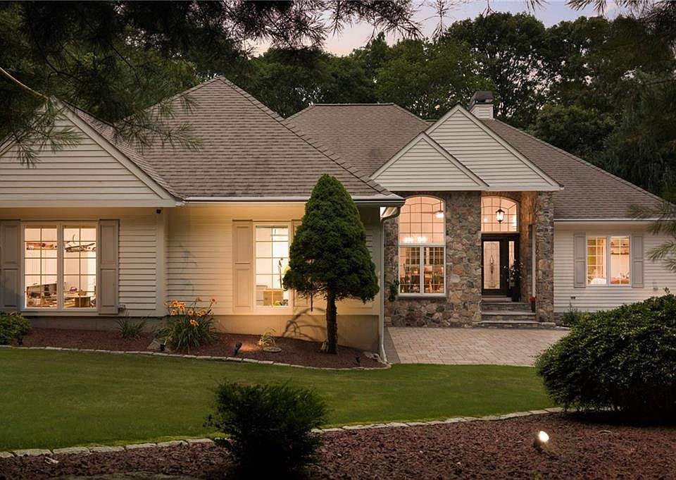 1st image of 5 Woodbine Ln