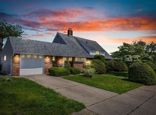 2 Starlight Ln, Levittown, NY 11756