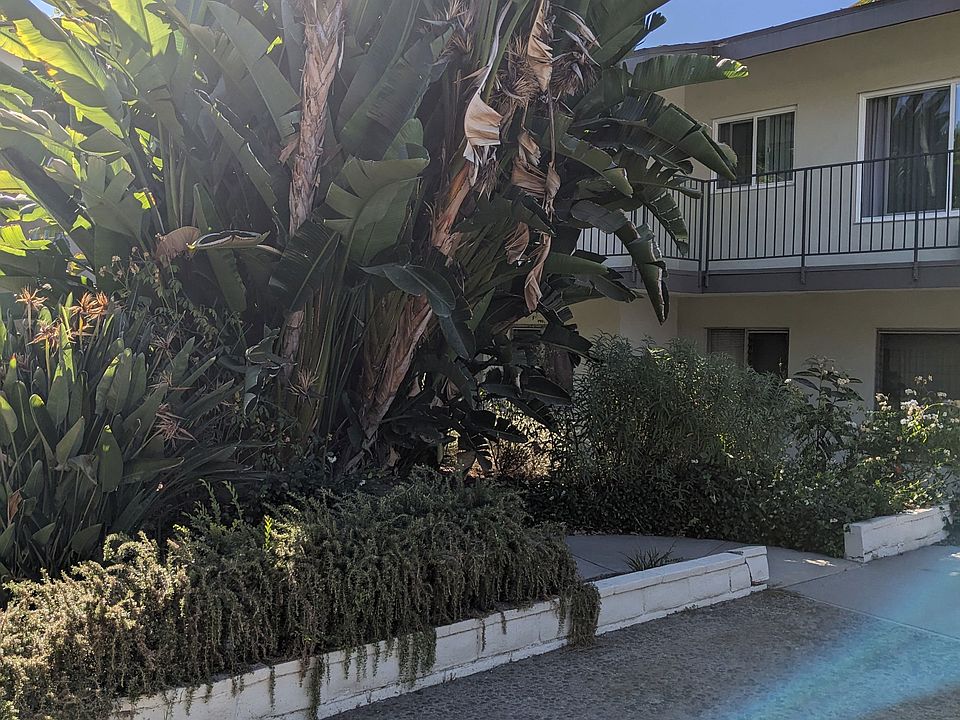 Lush landscaping at Los Robles Apartments in Pasadena, California.