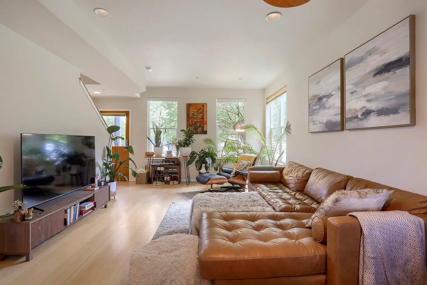 3 bed, 2.5 bath, 2081 sqft, $7,000 — Photo 2