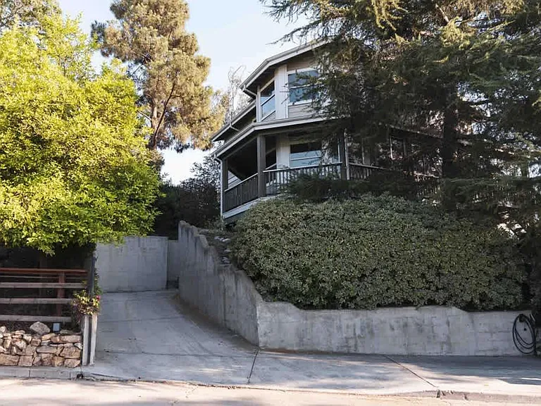 Burnell Dr — Photo 114