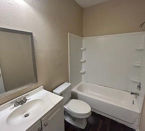4th image of 2208 Cumberland Ave #B