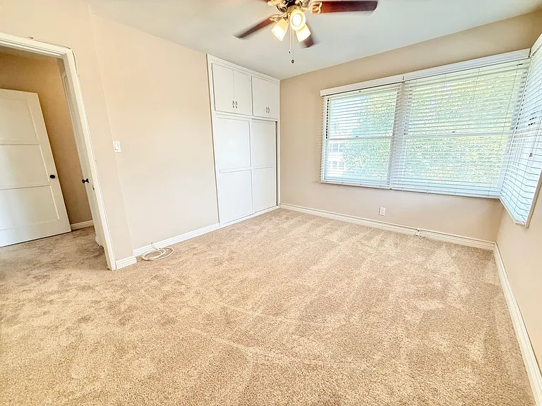 Beautiful Park Estates Apartment for Rent — Photo 10