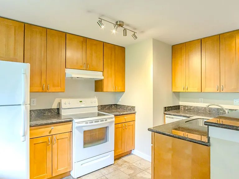 2211 Franklin Ave E — Photo 6