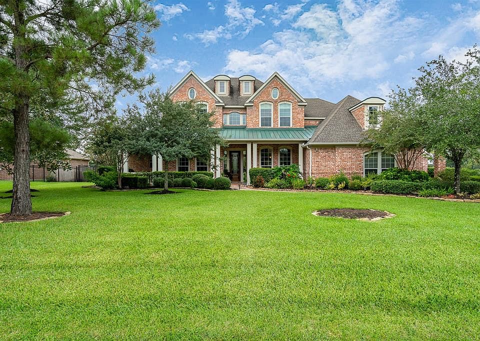Immersed in southern charm this home located in the Paddocks section of Gleannloch Farms is known for its pool and golf course views. It also features 5 car garages, 4 beds, 4.5 baths, pool, spa all on over 1/2 an acre.