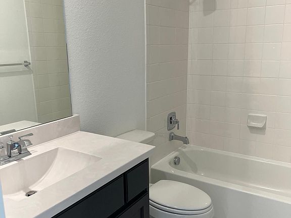 2nd Bathroom (1st floor)