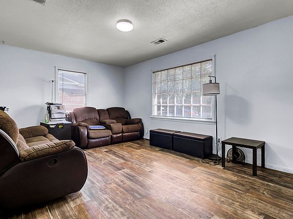 3rd image of 609 E Richardson Ave